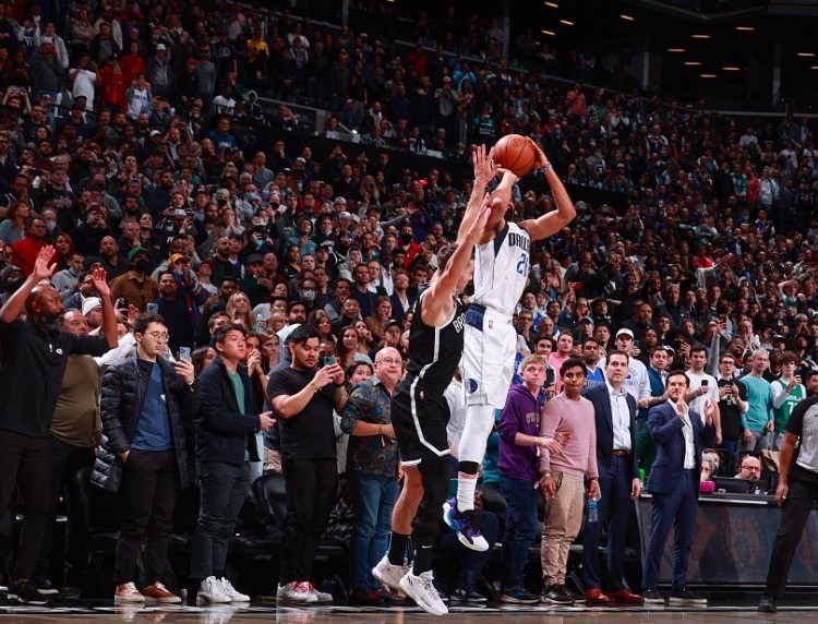  法兰克福上演逆转好戏，补时绝杀震撼德甲赛场